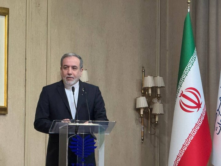 ناوهای آمریکایی در نزدیکی آبهای ایران؛ تهدید واقعی یا بازی دیپلماتیک؟ ناوهای آمریکایی در نزدیکی آب های ایران: تهدید واقعی یا بازی دیپلماتیک؟