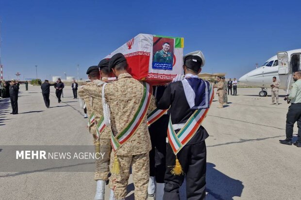 پیکر خلبان شهید «حامد سروآزاد» وارد فرودگاه آبادان شد