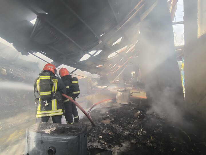 آتش سوزی کارخانه چسب چهار باغ البرز ۹ کارگر مصدوم داشت