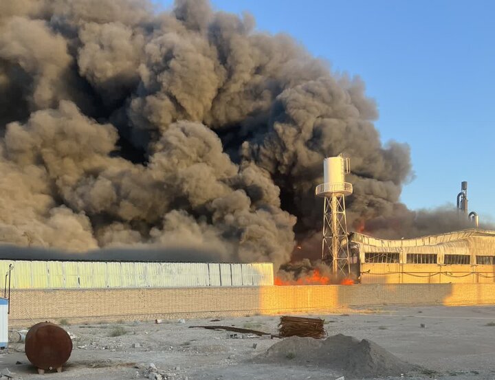 آتش‌سوزی در کارخانه تصفیه روغن در شهرضا؛۲۵ تیم امدادی اعزام شد