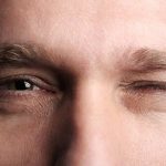 آیا بستن چشم ها به بهترین شنیدن کمک می کند؟