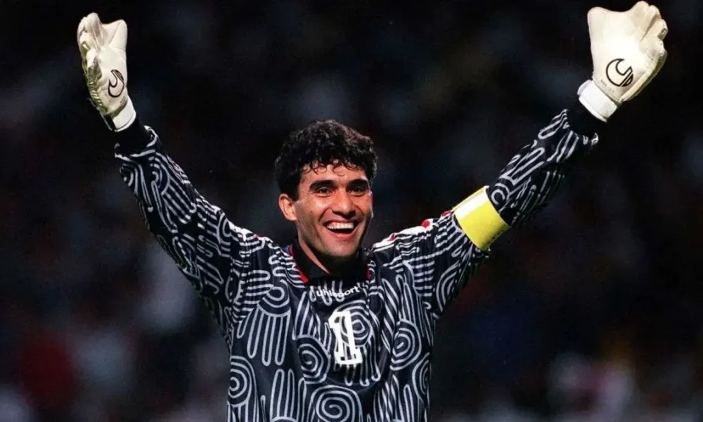 احمدرضا عابدزاده در آمریکا پا به توپ شد