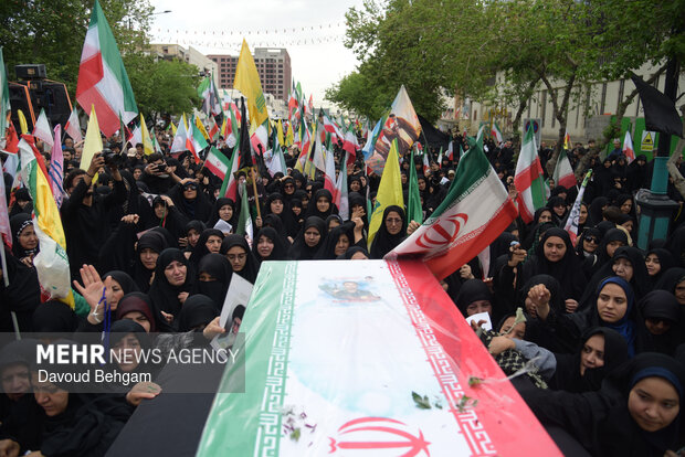 تشییع پیکر شهید «امیر ناصری» بر روی دستان مردم رودان
