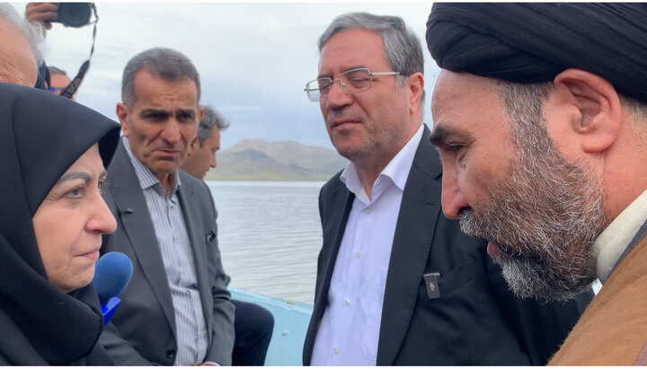 رئیس سازمان محیط زیست وضعیت دریاچه ارومیه را بررسی کرد