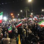 پرچم رضوی بر فراز تجمع شبانه آستارا