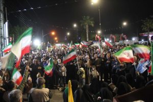 پرچم رضوی بر فراز تجمع شبانه آستارا