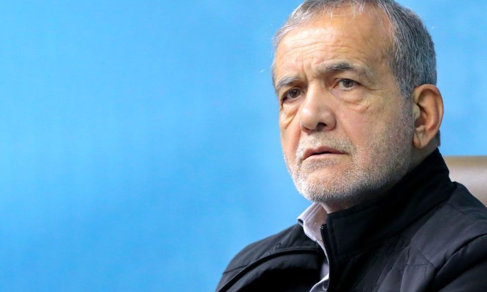 پزشکیان: ارتش در دفاع از امنیت ایران درنگ نمی‌کند/ ارتش در سخت‌ترین میدان‌ها، حضوری تعیین کننده داشته