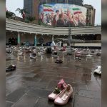 چیدمانی نمادین برای گل‌های پرپرشده میناب؛ جای یک کفش خالی‌ست!