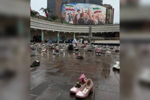 چیدمانی نمادین برای گل‌های پرپرشده میناب؛ جای یک کفش خالی‌ست!