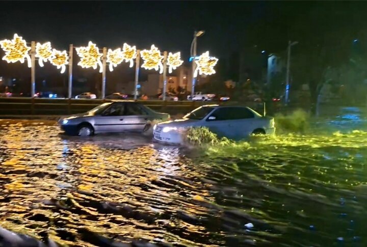 آب‌گرفتگی معابر و جاری شدن سیلاب در پی بارش باران در شهرستان اهر