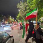 اهتزاز پرچم ایران در اجتماع شبانه مردم تبریز در خیابان ارتش