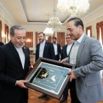 اهدای تابلوی ورزش کهن ایران به فرمانده ارتش پاکستان