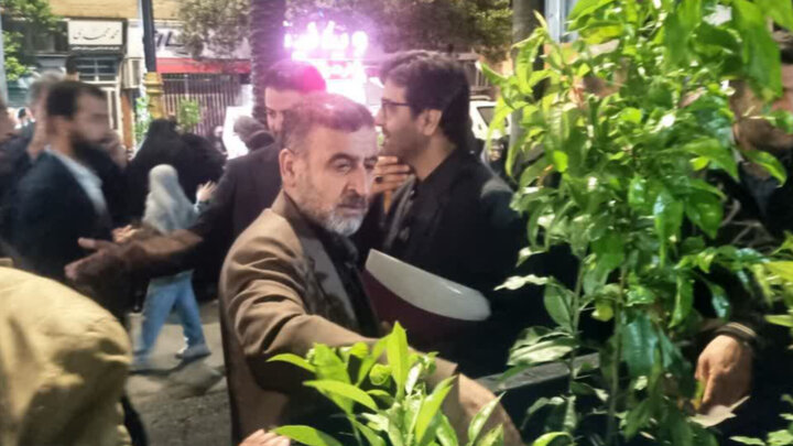 توزیع شبانه نهال مثمر در میدان امام حسین(ع) ساری