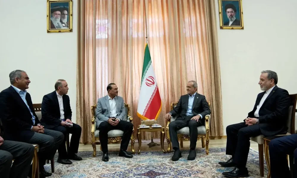 دیدار پزشکیان با فرمانده ارتش پاکستان/ عاصم منیر با چه پیامی به تهران آمد؟