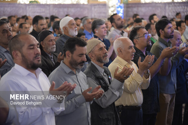 شوقِ بندگی در صف عاشقان؛ حرم مطهر امام رضا(ع)