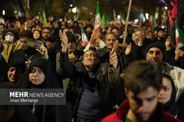 همخوانی دعای فرج در پایان نودمین اجتماع شبانه مردم کرمانشاه