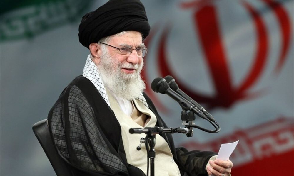 اهدای پرچم گنبد حرم مطهر حسینی، برای تکریم و بدرقه پیکر رهبر انقلاب+ عکس