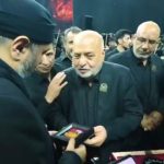 خادم ویژه تعویض پرچم حرم امام حسین (ع) در جمع عزاداران تبریز
