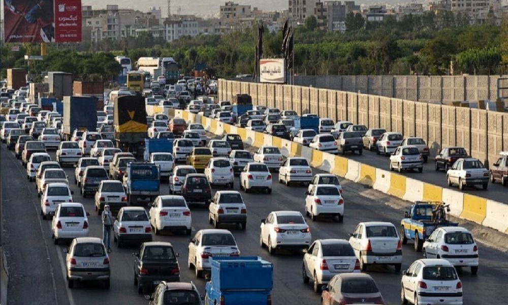 آخرین وضعیت ترافیکی محور‌های منتهی به شهر قم / ترافیک آزادراه تهران–قم به اوج رسید