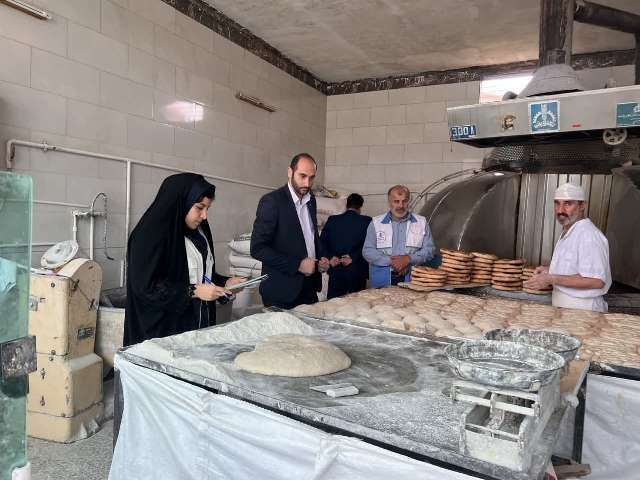 نانوایی‌های سیار در مسیر تشییع مستقر می‌شوند