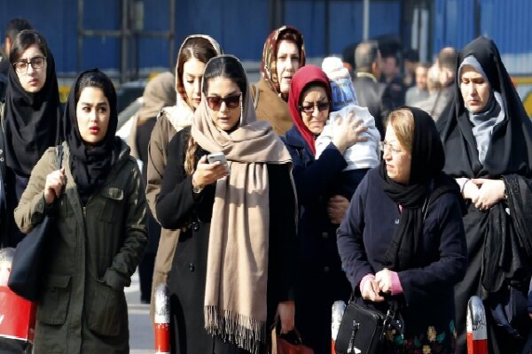 دشمن با طرح مسئله آزادی زنان به دنبال اثرگذاری بر روی باورهای آنان است