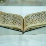 نمایش قرآن کریم منسوب به امیرالمومنین (ع) در نمایشگاه کتاب بغداد