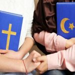 داستان کتابی که از گفت‌وگوهای یک روحانی و کشیش در کلیسا شروع شد