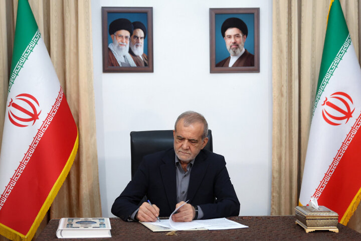 پزشکیان: دولت حمایت از نیروهای نظامی و انتظامی را افتخار خود می‌داند